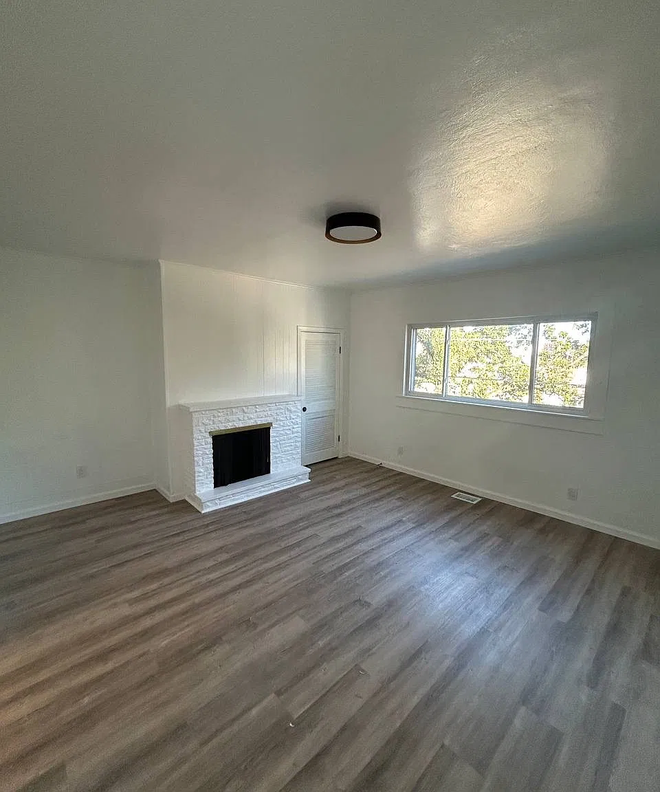 3 bed, 936 sqft, $1,900 — Photo 4
