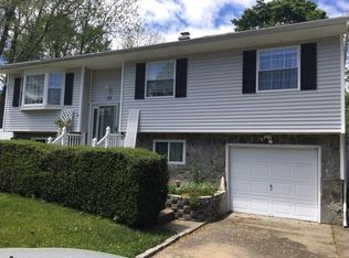 33 Hollo Dr, Holbrook, NY 11741