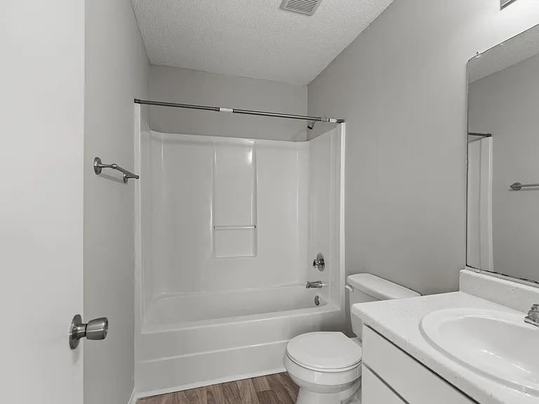 Wilshire Park Apartments — Photo 11