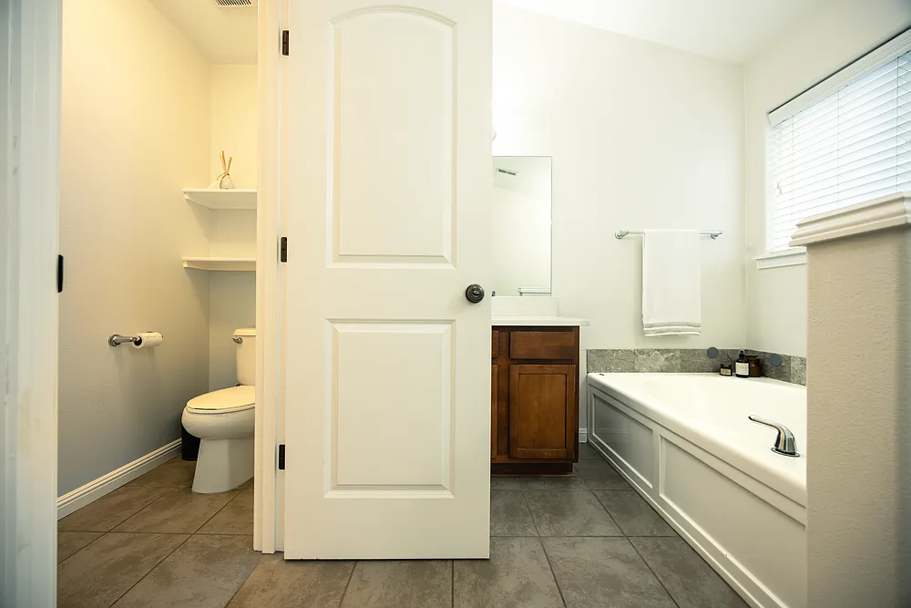 4 bed, 2.5 bath, 2744 sqft, $3,000 — Photo 4
