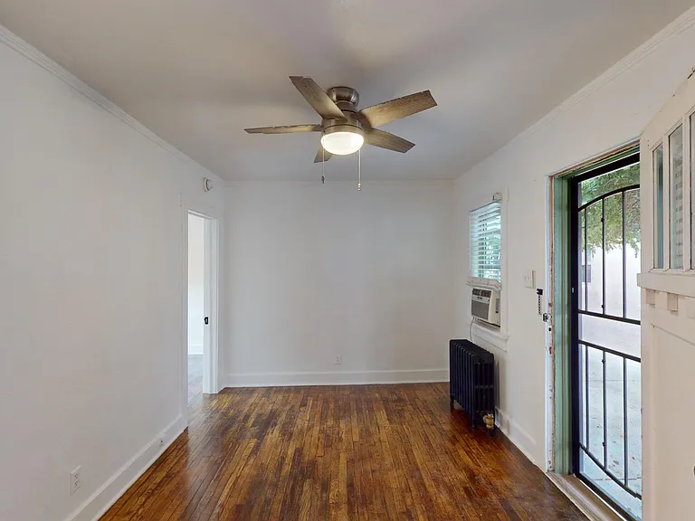 Lovely, Large, & Bright 1 Bed in Beautiful Downtown Courtyard Complex — Photo 8