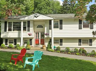 4 Country Ln, Mahopac, NY 10541