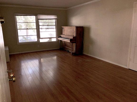 3rd image of 200 S Sycamore Ave APT 2