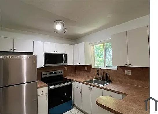 3 bed, 1024 sqft, $2,657 — Photo 3