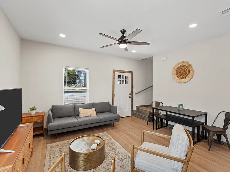 705 N 15th St #B — Photo 3