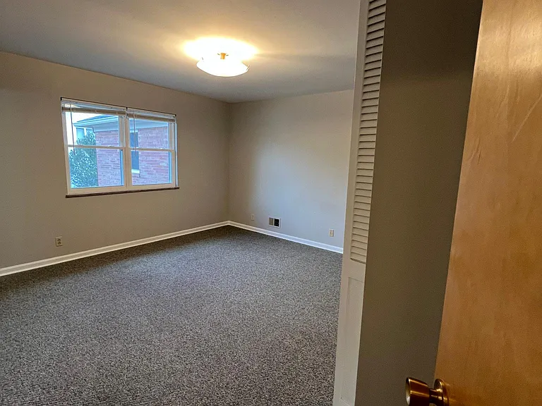Main bedroom with en suite half bathroom