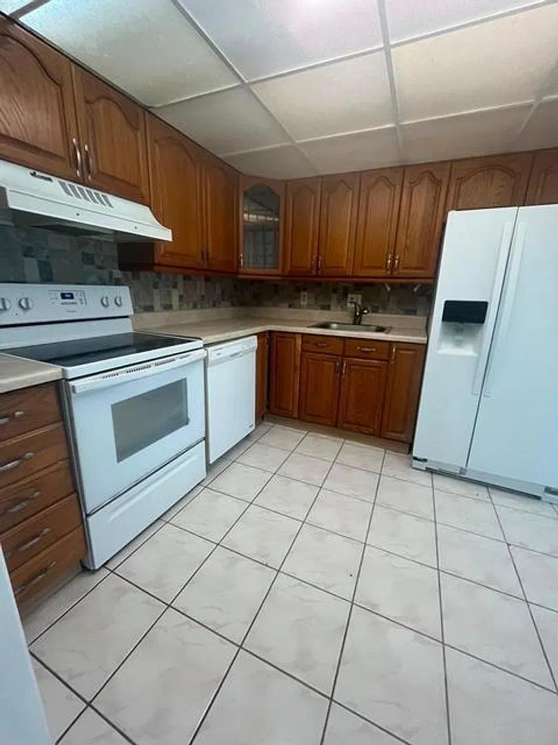 480 Executive Center Drive Unit 2-F — Photo 2