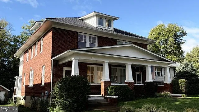 4 bed, 3.5 bath, 3929 sqft, $2,400 — Photo 3