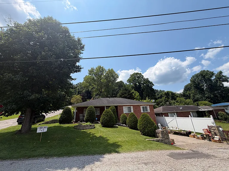 1901 Pinewood Dr — Photo 1