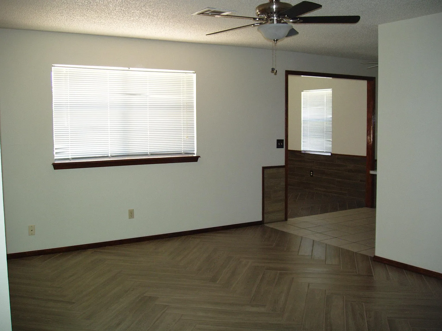 3 bed, 1.5 bath, 1300 sqft, $1,500 — Photo 2