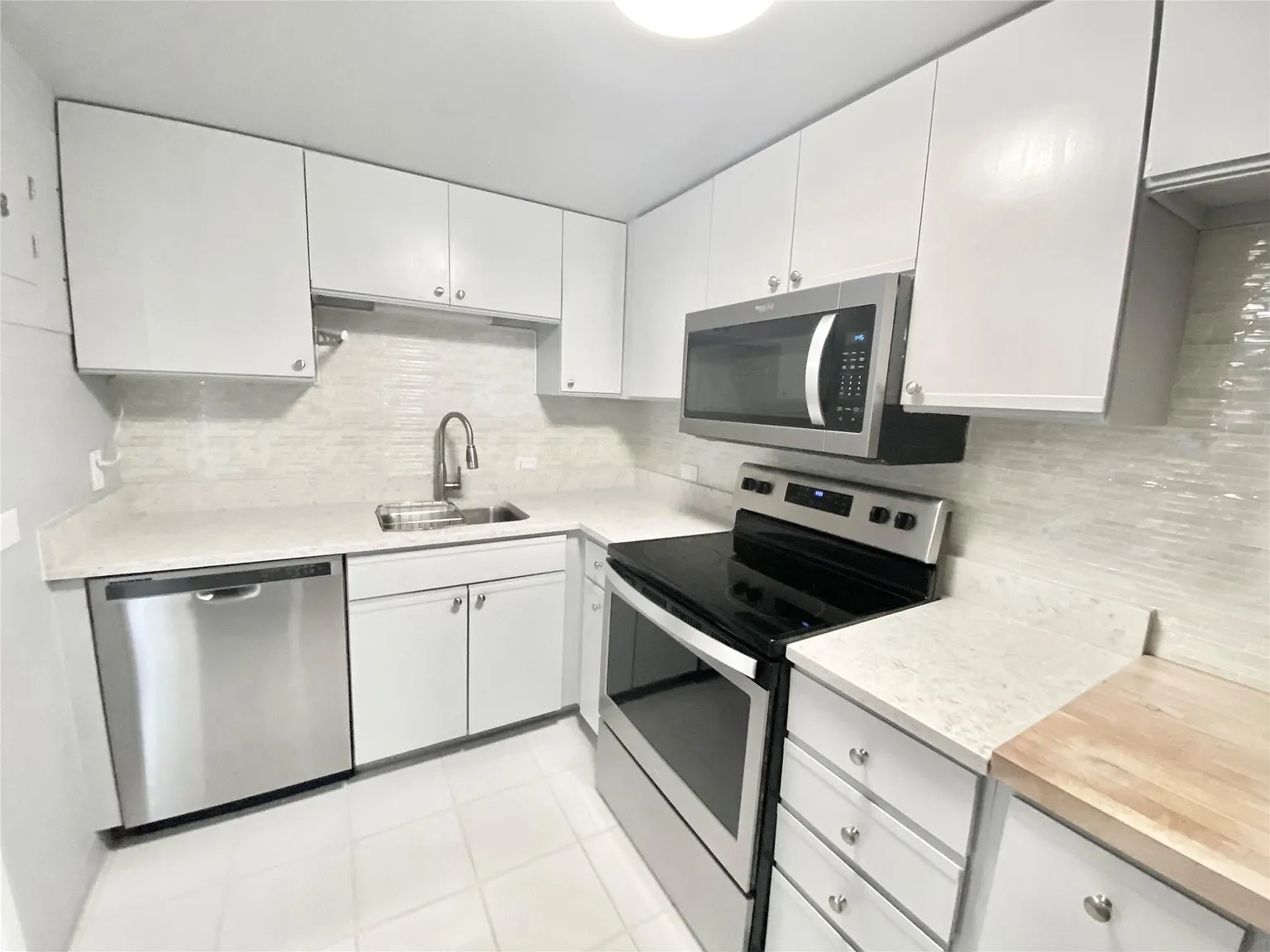 2 bed, 2.0 bath, 1169 sqft, $2,200 — Photo 2