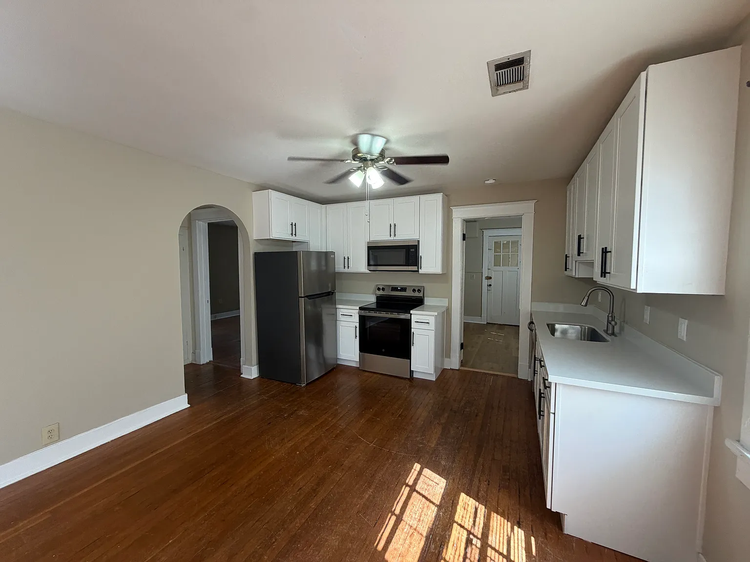 2 bed, 1000 sqft, $1,750 — Photo 3