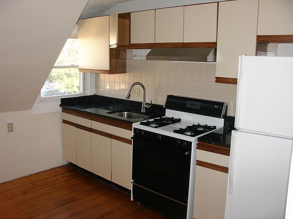 1st image of 393 Lincoln Ave #3