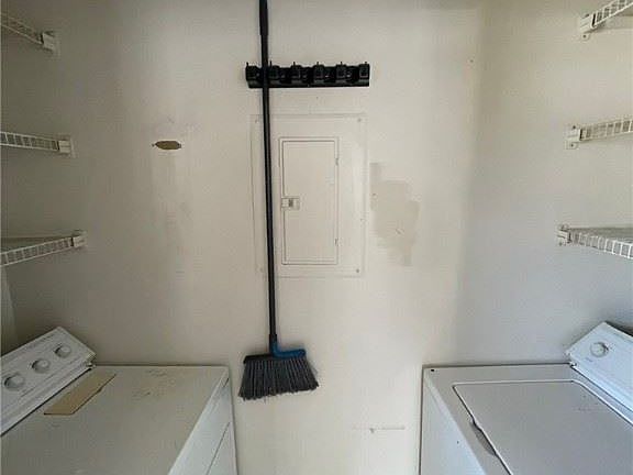 5th image of 802 W Island Square Dr