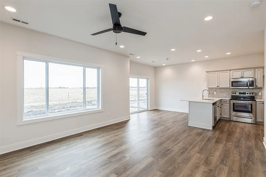 3 bed, 2.5 bath, 1574 sqft, $2,100 — Photo 3