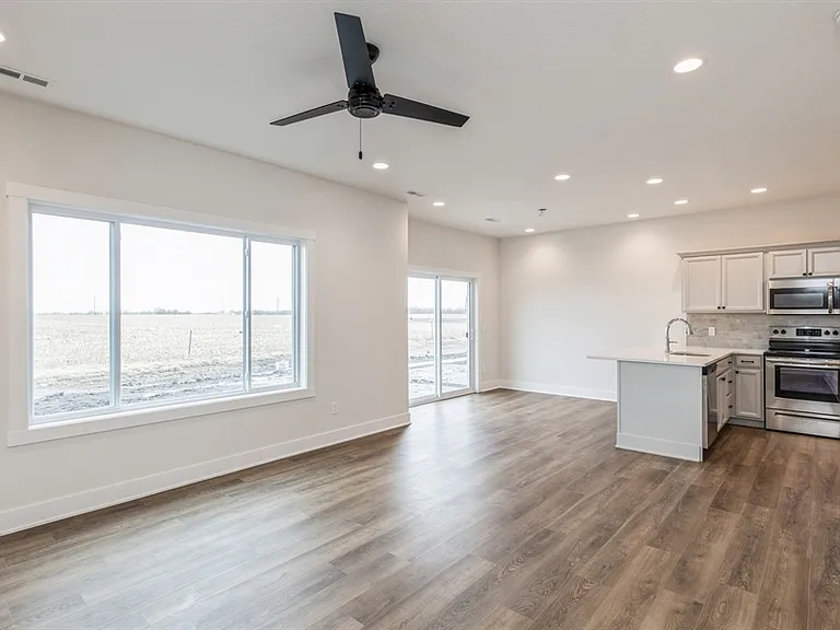 915 Henryson St — Photo 3