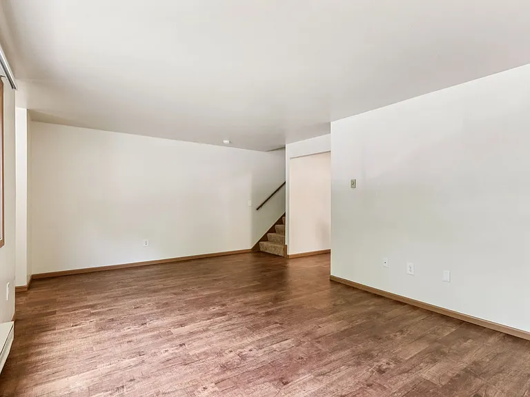 Woodfield Heights Apartments — Photo 24