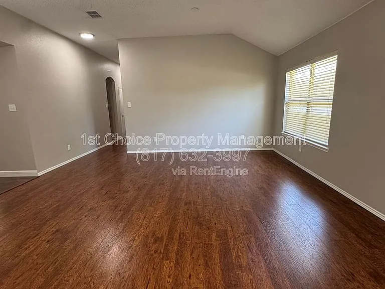 304 E Clover Park Dr — Photo 3