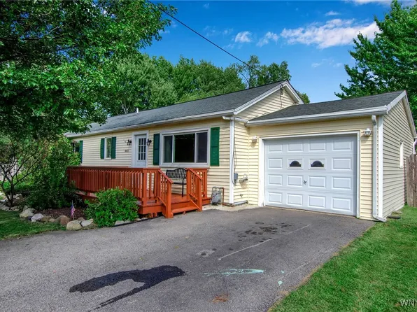 6655 Gates Dr, Derby, NY 14047