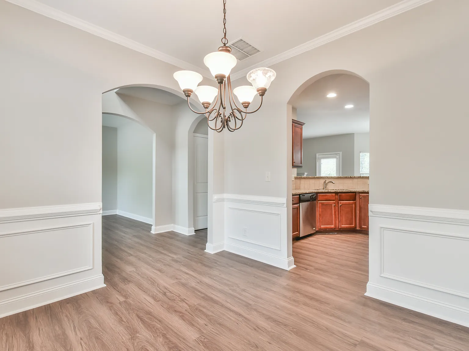 4 bed, 2.5 bath, 2302 sqft, $2,245 — Photo 4