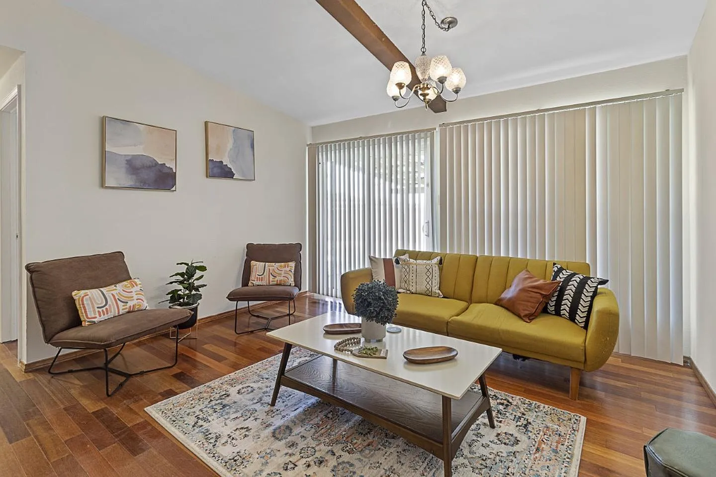 Sun-Filled Round Rock Gem Near Meadow Lake Park — Photo 1