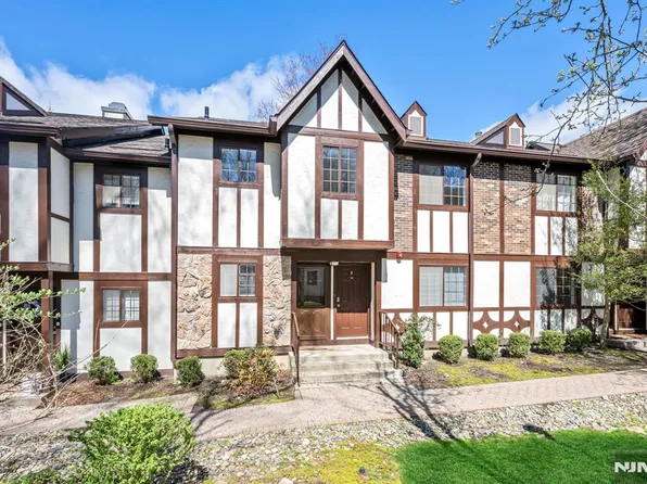 707 Thoreau Ct, Mahwah, NJ 07430