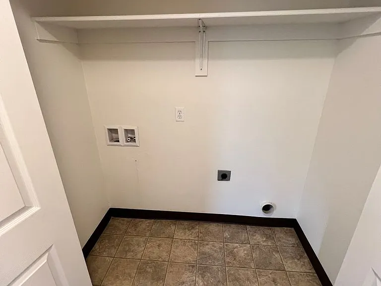 Ellendale Manor Apartments — Photo 11