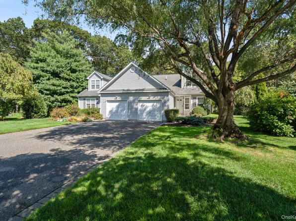 10 Gettysburg Drive, Port Jefferson Station, NY 11776