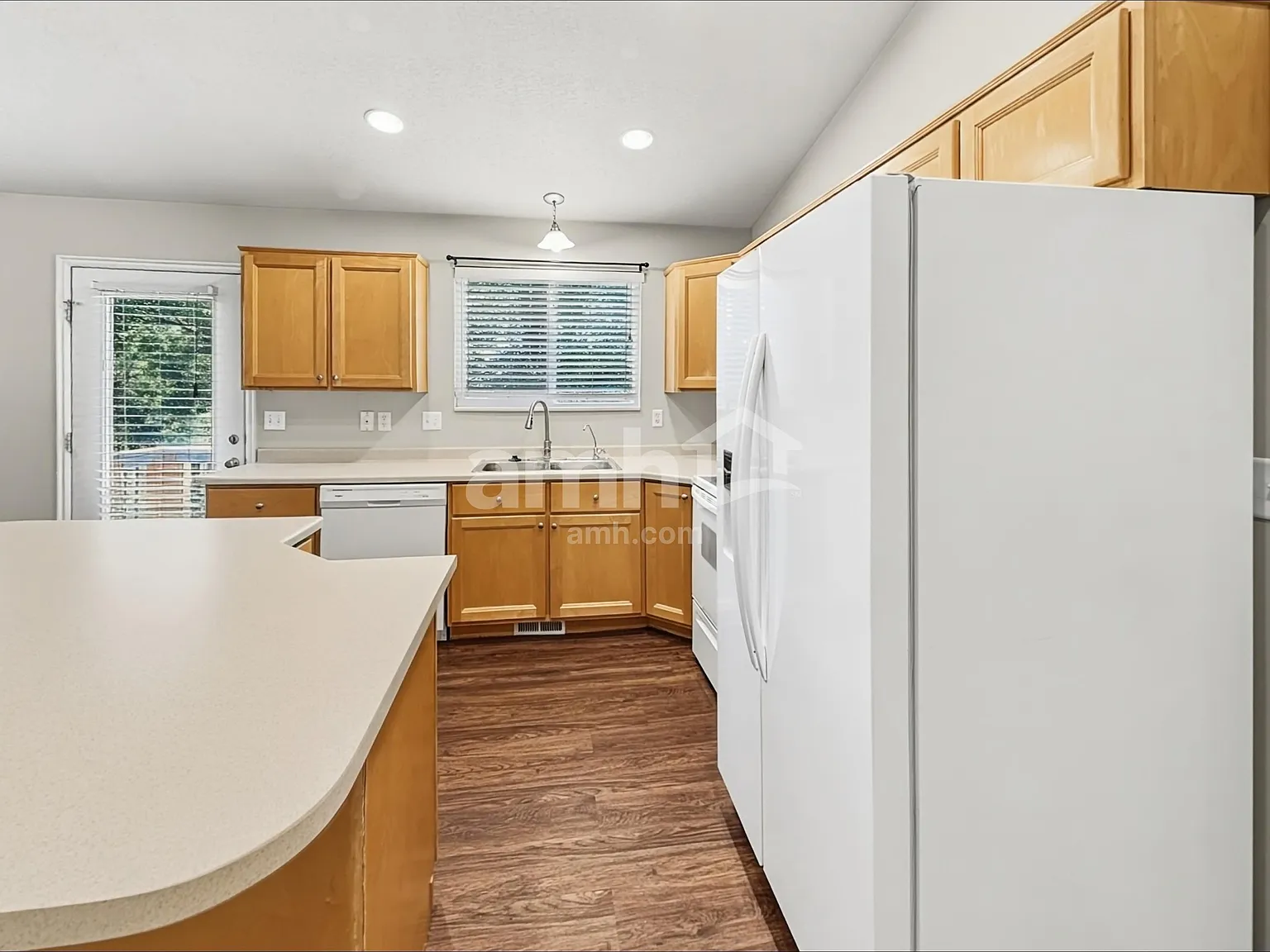 5 bed, 2.0 bath, 2474 sqft, $3,175 — Photo 4