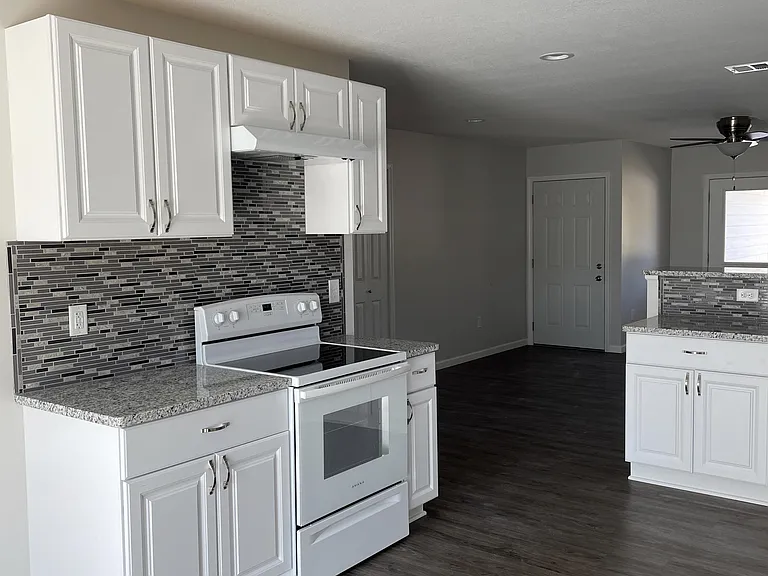 122 S Russell Ave — Photo 8