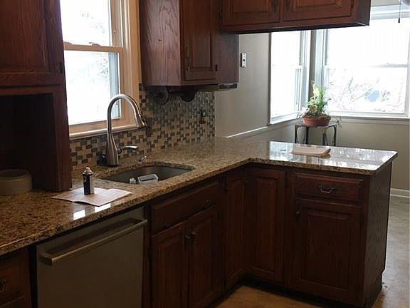 4th image of 566 Meadowlane Dr