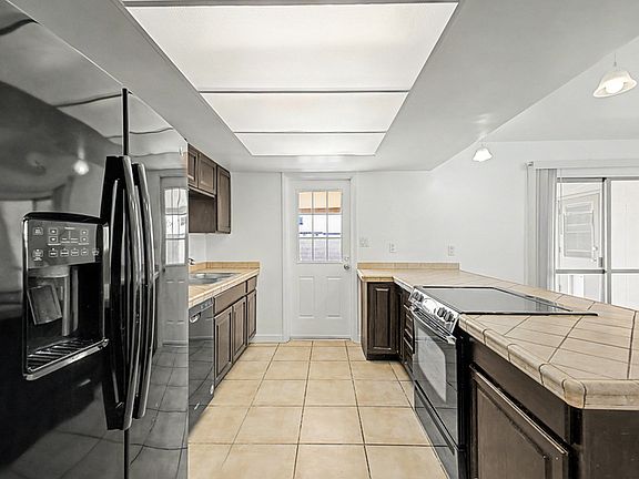 5th image of 921 E Campus Dr