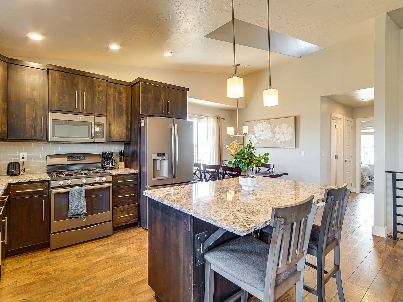 7 bed, 3148 sqft, $3,300 — Photo 3