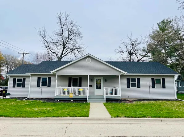 107 8th St, Oregon, IL 61061