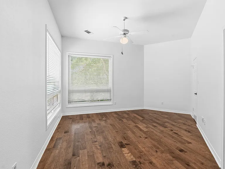 409 Beardsley Ln — Photo 25