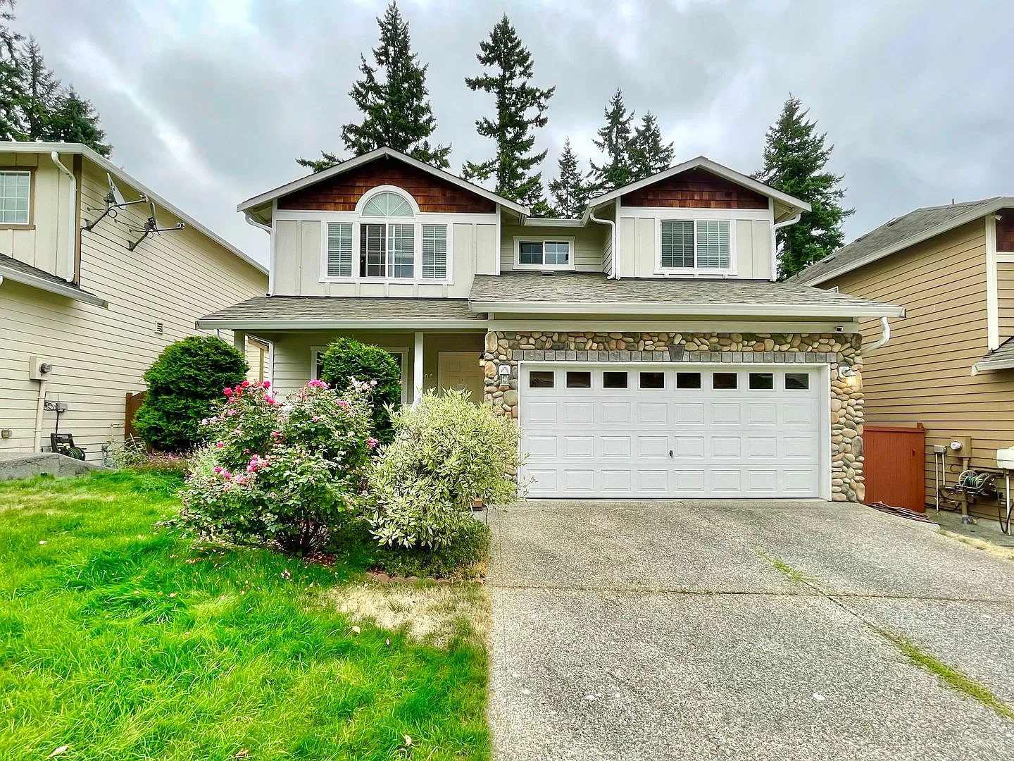 Beautiful 4-Bedroom Home in Desirable Silver Lake Community! — Photo 1