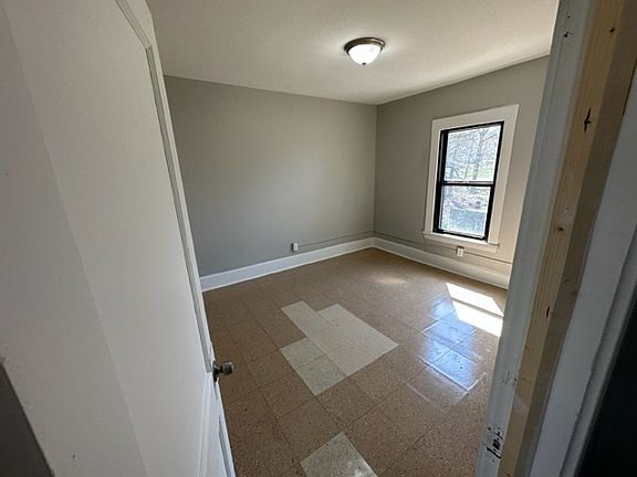 5th image of 915 Lakewood Ave #1