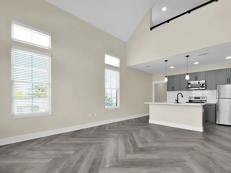 Beautiful luxury apartments available close to downtown! — Photo 10