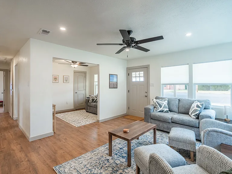 3122 W Illinois Ave — Photo 3