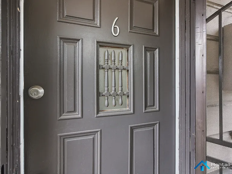 11555 Burbank Blvd #6 — Photo 1