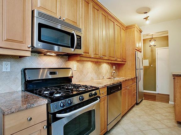 3rd image of 270 Seaman Ave APT D5