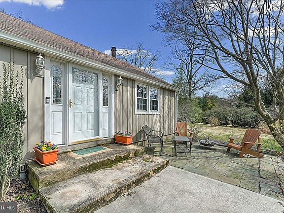 2nd image of 212 W Woodview Rd