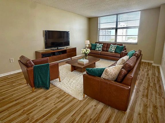 4th image of 2851 NE 183rd St APT 914E
