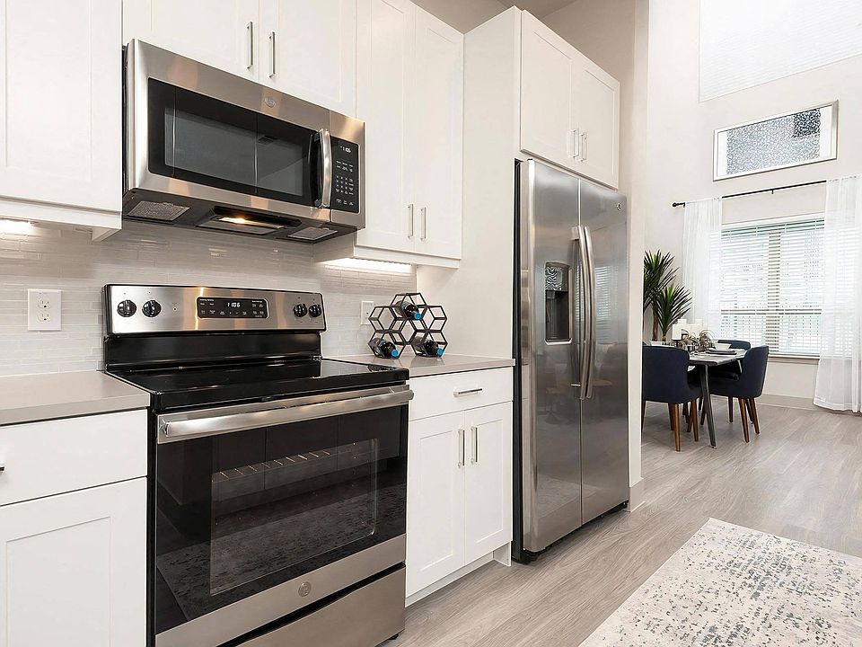 Fully-Equipped Kitchen with Stainless Steel Appliances and Bright Finishes