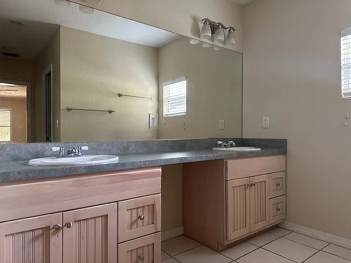815 W Plymouth St — Photo 16