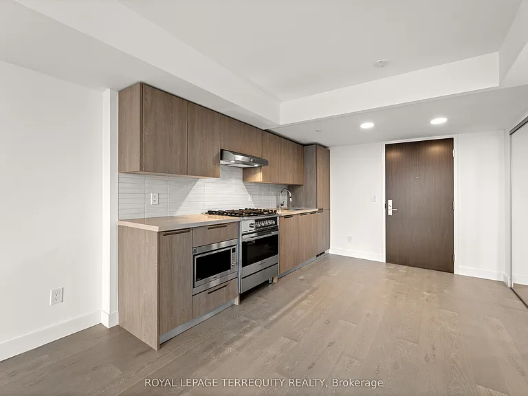160 Kingsway Cres #213 — Photo 3