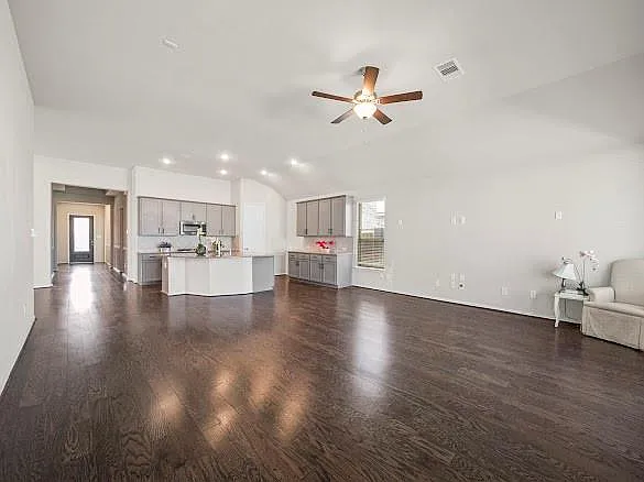 4 bed, 2.0 bath, 2559 sqft, $2,850 — Photo 2