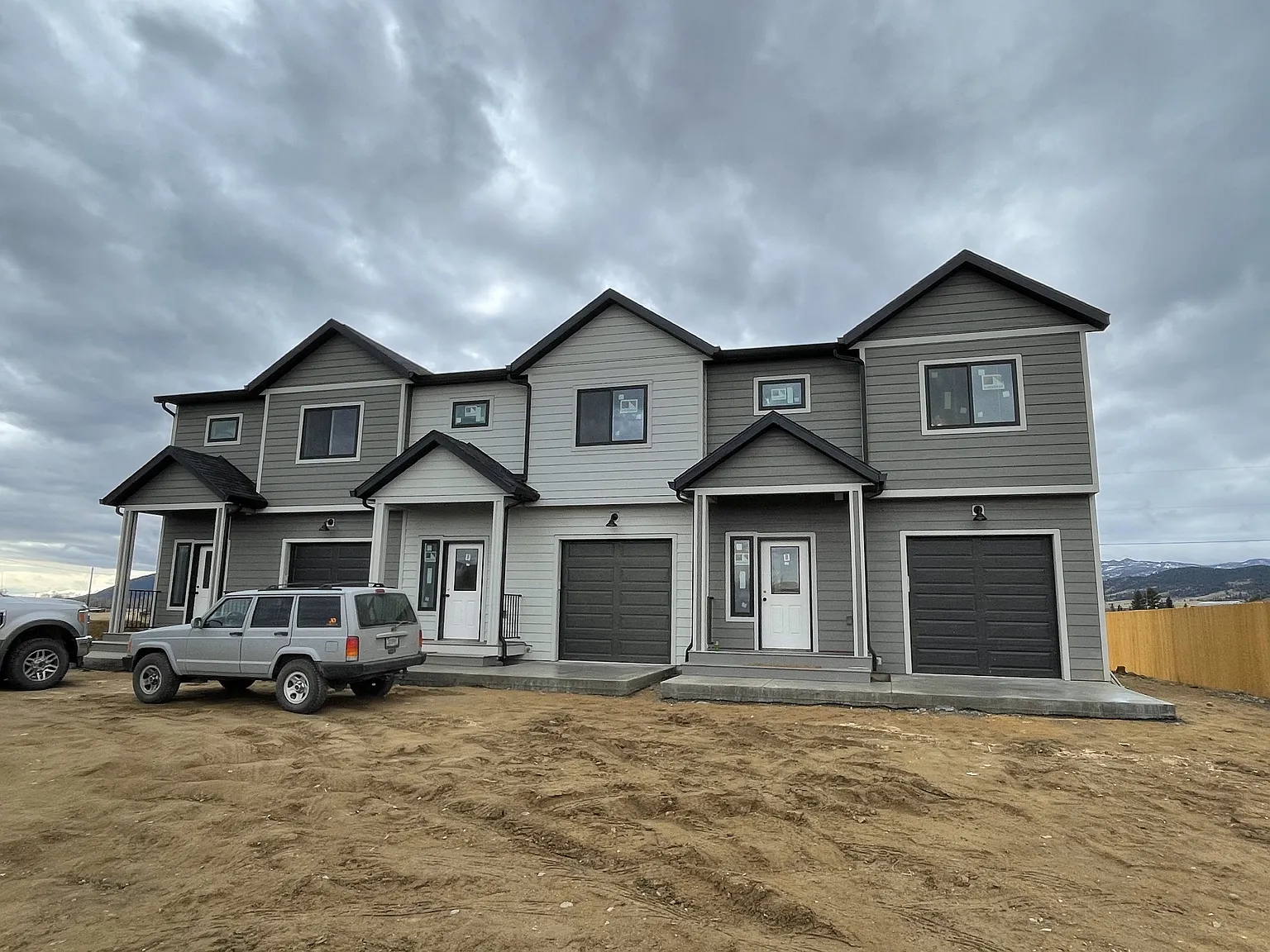 3 bed, 2.5 bath, 1318 sqft, $2,100 — Photo 1