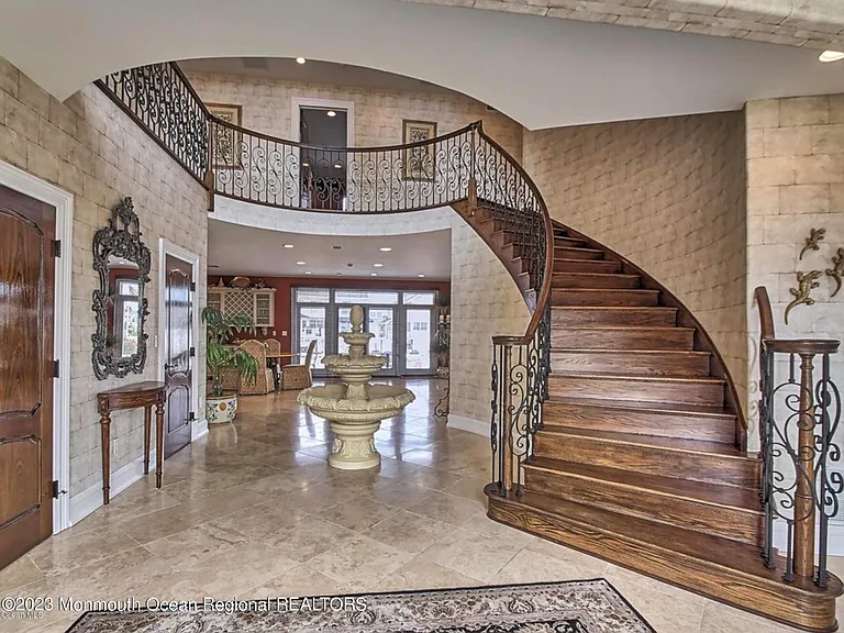 220 Pointe Dr — Photo 5