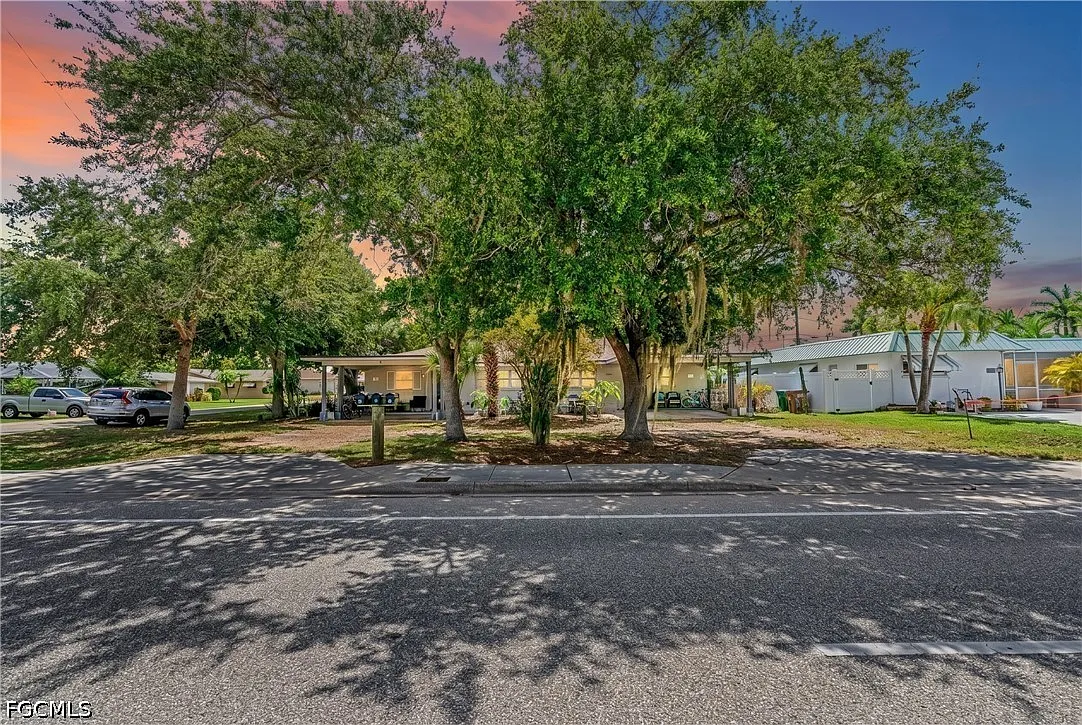 2 bed, 1.0 bath, 892 sqft, $1,395 — Photo 2